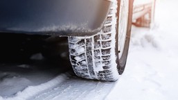 zakaz jazdy na oponach letnich zimą? polacy mają bardzo jasne zdanie [sondaż]