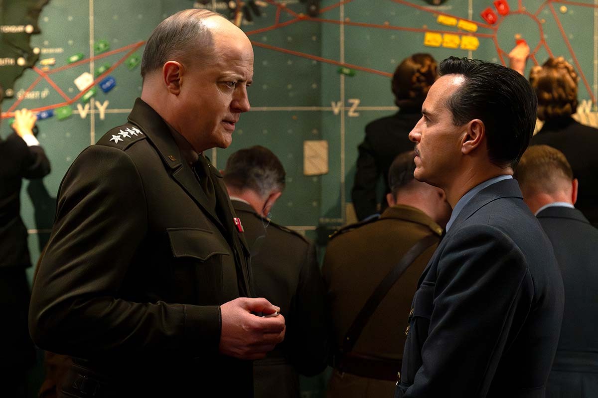 Brendan Fraser jako generał Dwight D. Eisenhower oraz Andrew Scott jako meteorolog James Stagg w filmie "Niebo nad Normandią"