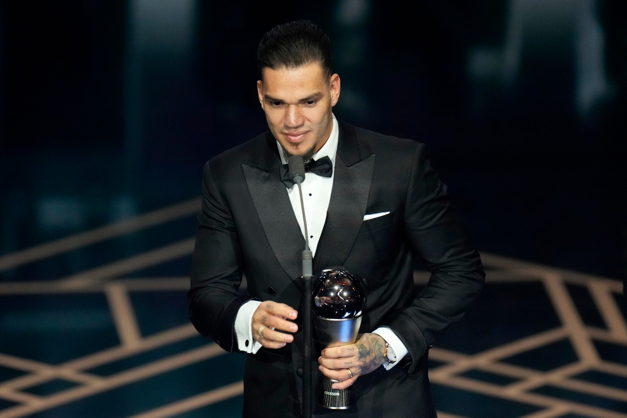Slávnostný galavečer The Best FIFA: Brankár Manchestru City Ederson si preberá ocenenie.