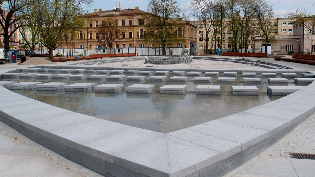 Przebudowa placu Litewskiego, czyli jednego z najbardziej rozpoznawalnych miejsc w Lublinie powoli dobiega końca. Odpowiednie testy przeszła już multimedialna fontanna, a robotnicy dokonują ostatnich poprawek. Jeżeli wszystko pójdzie dobrze, to mieszkańcy będą mogli skorzystać z nowego placu już w czerwcu.