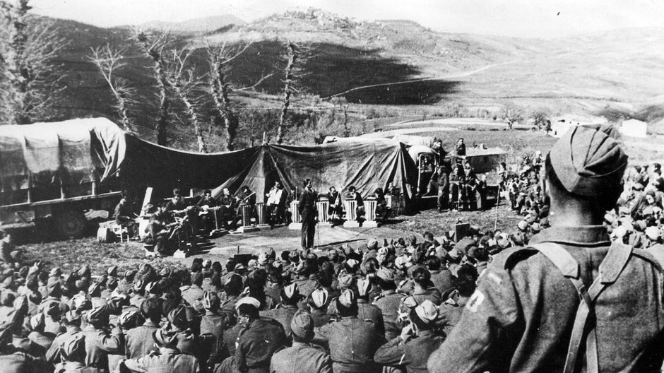 "Czerwone maki na Monte Cassino" to pieśń śpiewana w 1944 r. we Włoszech, fot. domena publiczna