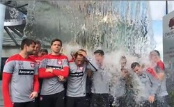 Nawałka zrobił zimny prysznic piłkarzom. Zobacz Ice Bucket Challenge naszej kadry. WIDEO
