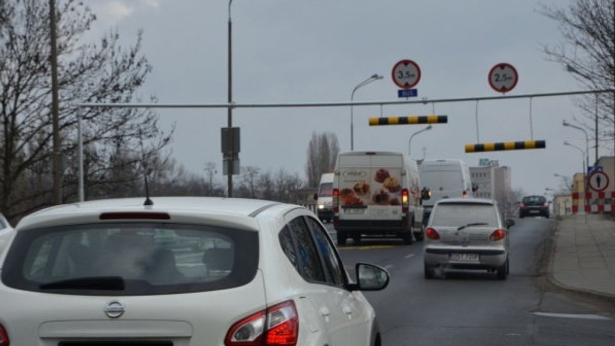 Możliwe, że dziś wojewódzki inspektor nadzoru budowlanego podejmie decyzję w sprawie mostu na ulicy Niemodlińskiej w Opolu. Most jest w złym stanie, ale władze Opola twierdzą, że może być bezpiecznie użytkowany do chwili, gdy rozpocznie się planowany na przyszły rok remont. O tym, że innego zdania może być nadzór budowlany, mówił wicewojewoda Antoni Jastrzembski, dodając, że decyzja może zapaść właśnie 16 marca.