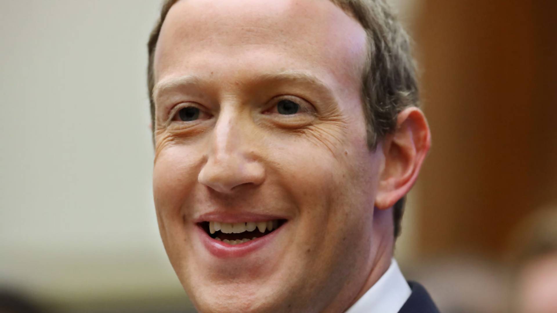 Titkosított csevegőt használ Zuckerberg a Facebook üzenetküldői helyett