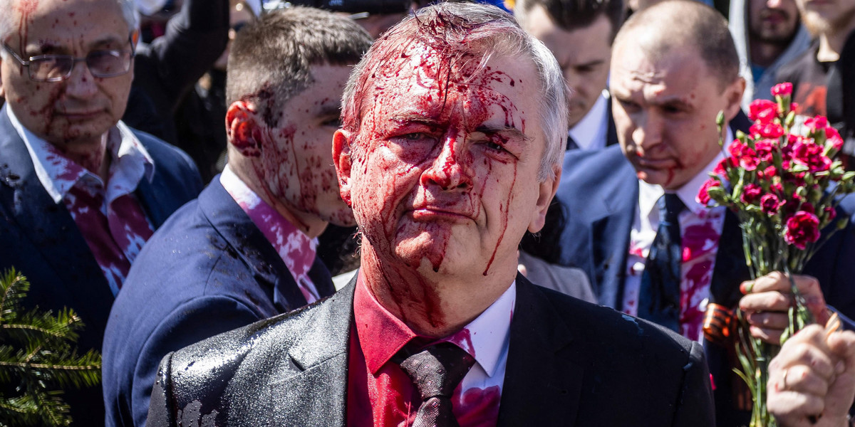 Ambasador Rosji oblany czerwoną farbą. Kim jest Siergiej Andriejew?