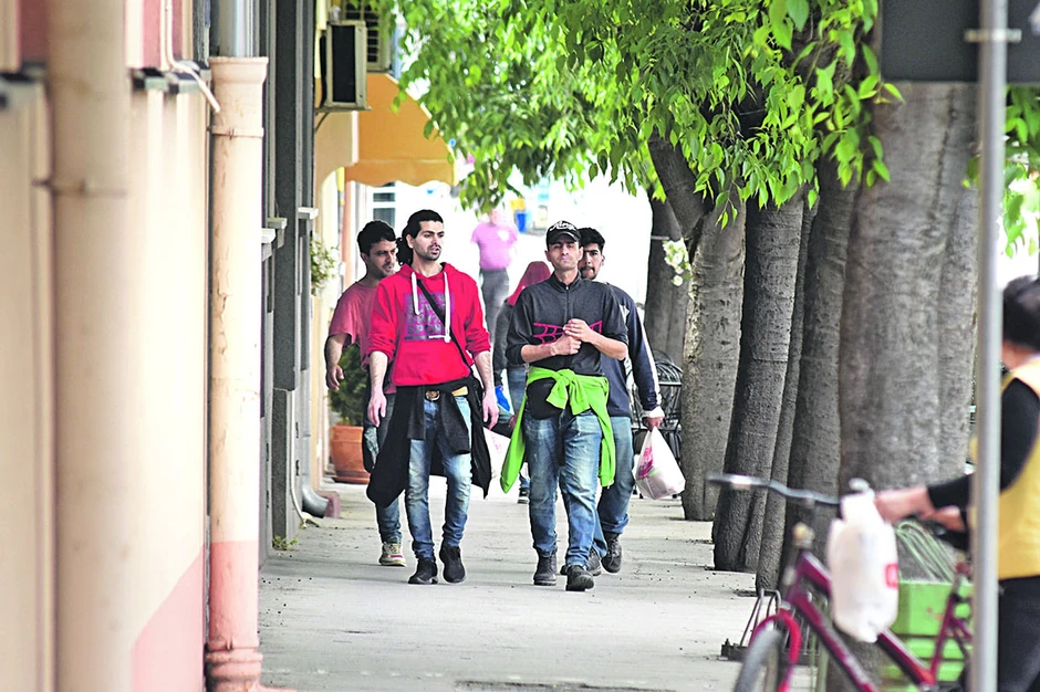 U sva tri prihvatna centra pre proglašenja vanrednog stanja bilo 980 migranata, a sad ih ima blizu 2.000, rekao je zamenik predsednika opštine Zoran Semenović