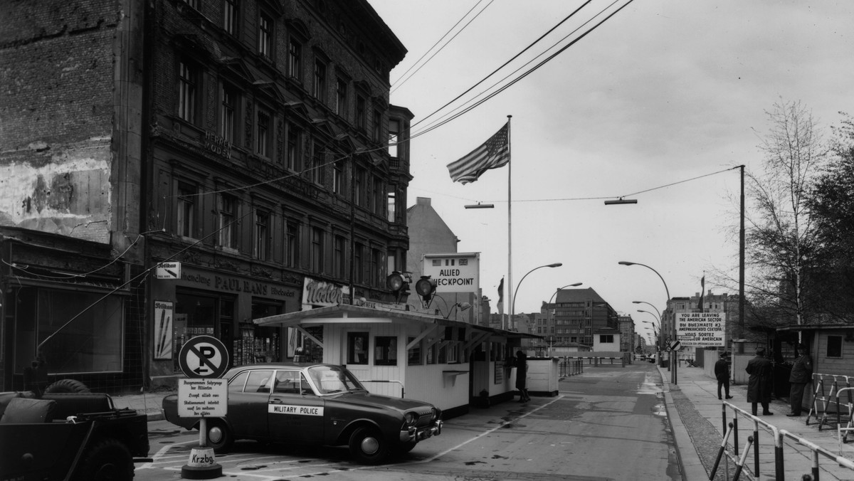 Amerykański żołnierz Jeff Carney stacjonujący w Berlinie przez wiele lat był czołowym agentem Stasi. Najpierw dostawał medale od władz NRD, potem, po upadku muru, skazano go na 20 lat więzienia. Szkody, jakie wyrządził amerykańskiej armii, oszacowano na 14,5 mld dol. Obecnie wydał książkę o swoim życiu po obu stronach żelaznej kurtyny. Są to fascynujące wspomnienia byłego szpiega o świecie pełnym kłamstw i zdrady.