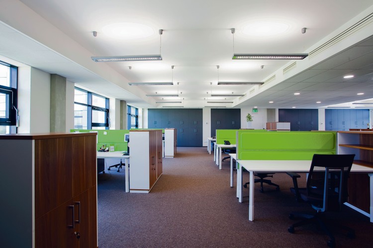 Dla większego komfortu pracy w open spasie pomiędzy sąsiadującymi ze sobą biurkami zamontowano ekrany wygłuszające.<br>
Biura zaprojektowano w systemie Smart Office, a to oznacza, że pomyślano o ergonomicznej przestrzeni do pracy (hot desk umożliwia rozpoczęcie pracy przy dowolnym biurku, część z nich to tzw. aktywne biurka, czyli takie, które mają regulowaną wysokość blatów)