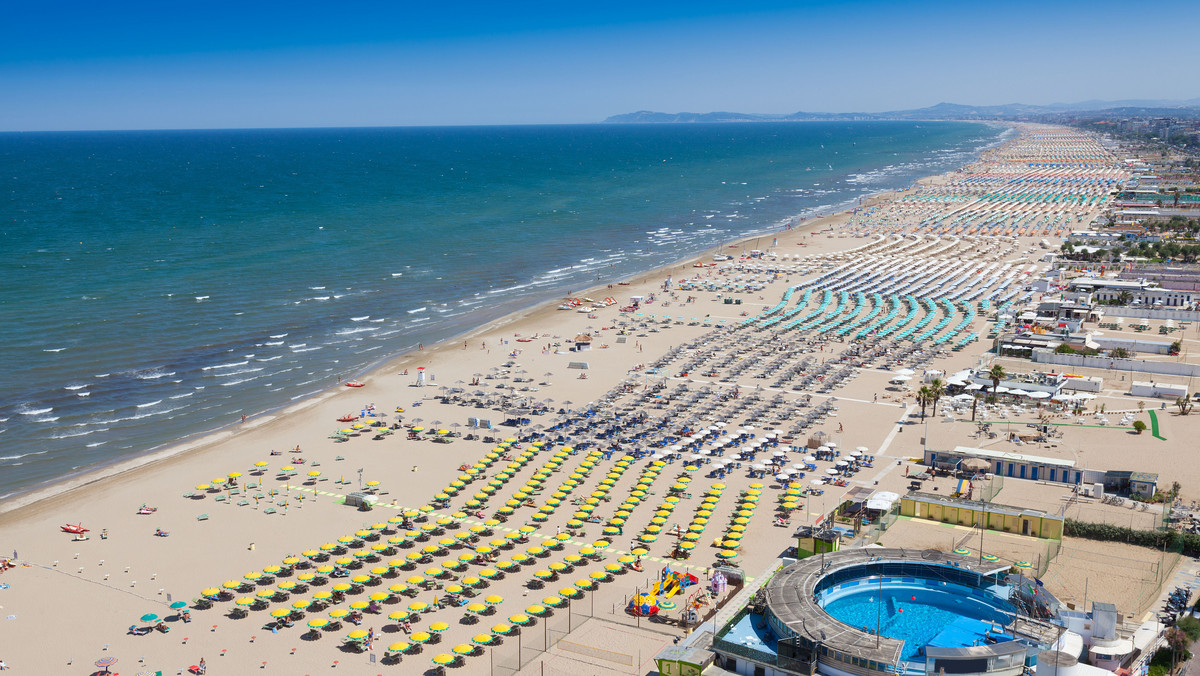 Koronawirus we Włoszech. Kabiny z pleksiglasu na plaży i w restauracjach