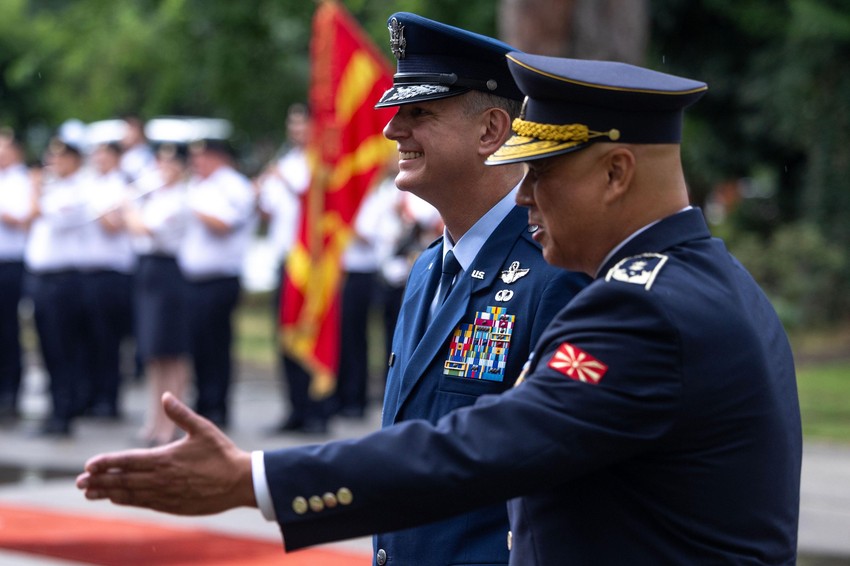 General Aleksus Gregori Grinkevič (levo), komandant Evropske komande SAD, i vrhovni komandant savezničkih snaga NATO-a, u pratnji general-majora Saška Lafčiskog, načelnika Generalštaba Vojske Republike Severne Makedonije, na ceremoniji dočeka u Skoplju, 30. juna 2026. godine | Foto: GEORGI LICOVSKI/EPA/Shutterstock