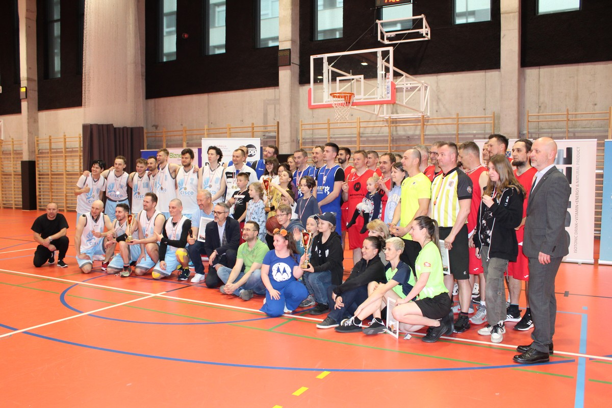 Finaliści 2. Krakowskiego Charytatywnego Turnieju Koszykówki