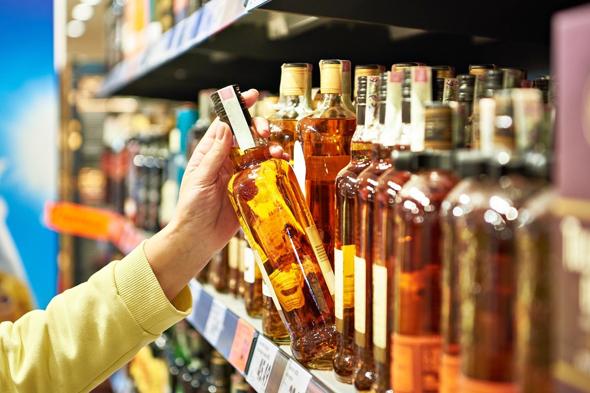 Zdaniem wiceministra zdrowia wydzielenie stoiska z alkoholem "powinno mieć charakter widoczny dla konsumentów jak i obsługi sklepu"