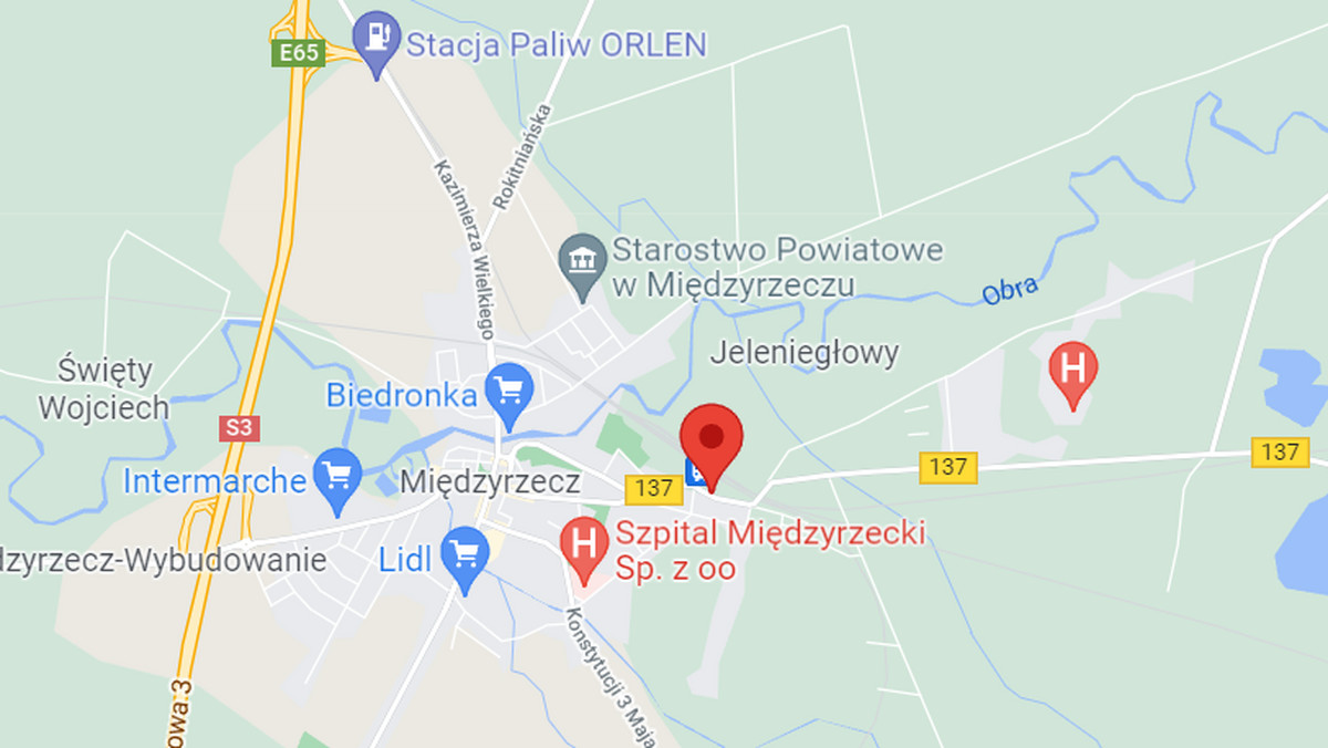 Policjanci wyjaśniają przyczynę wypadku na drodze wojewódzkiej nr 137 w pobliżu Międzyrzecza (Lubuskie). W wyniku czołowego zderzenia dwóch aut osobowych zginęła pasażerka jednego z nich – poinformował Mateusz Maksimczyk z Komendy Powiatowej Policji w Międzyrzeczu.