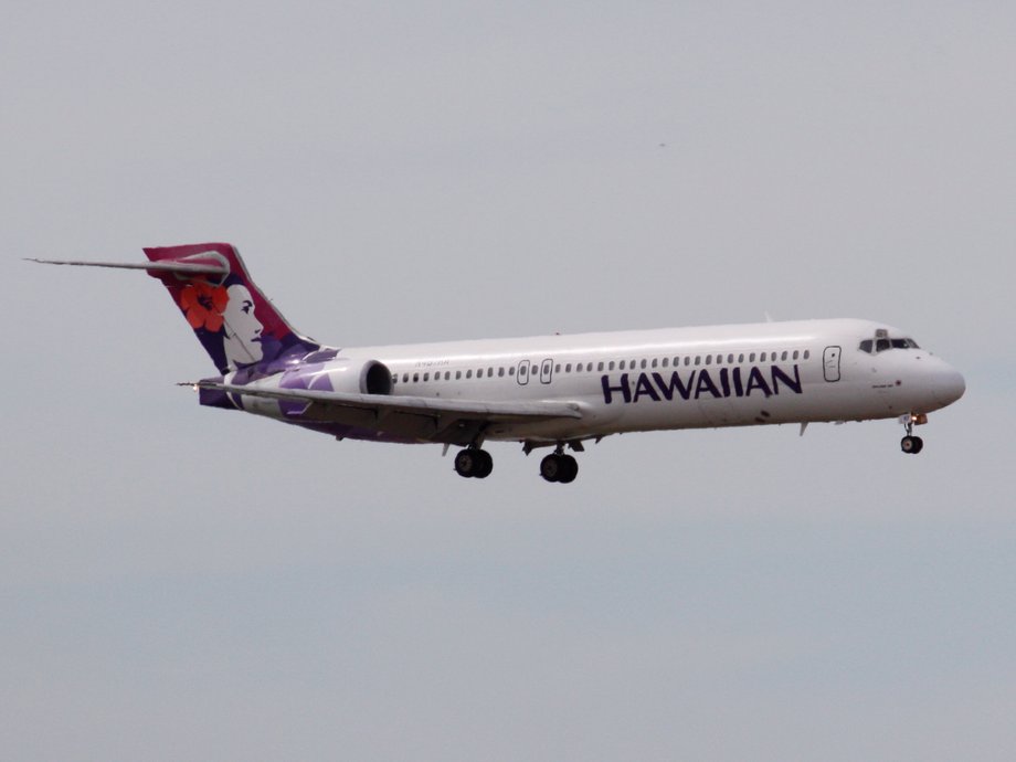 A Hawaiian Airlines Boeing 717-200.