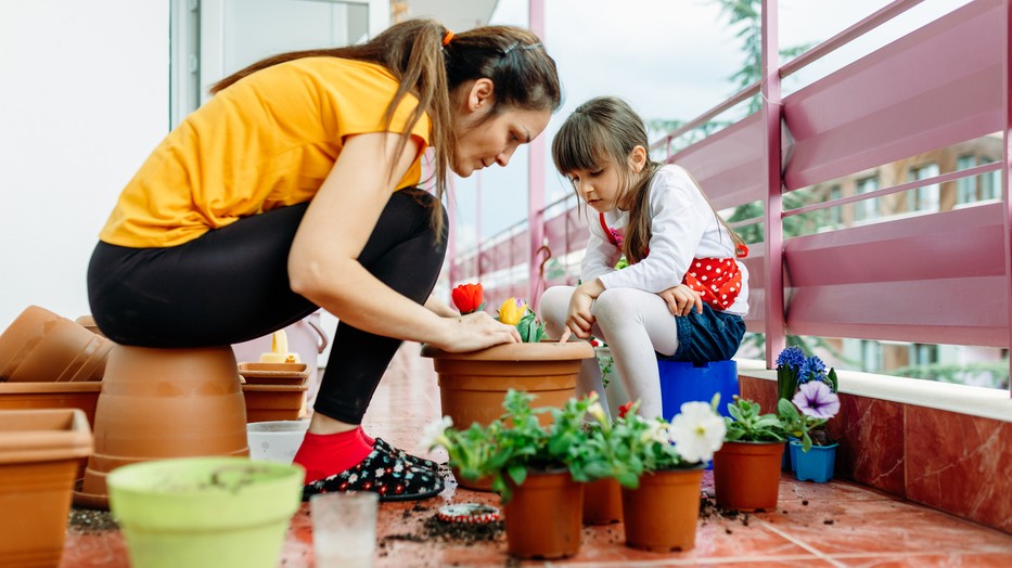 Az otthoni kertészkedés remek közös program is lehet / Fotó: GettyImages.com