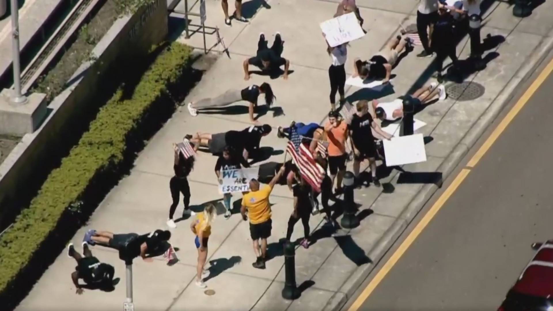 Iz protesta zbog zatvorenih teratana ljudi na Floridi rade sklekove i čučnjeve na ulici