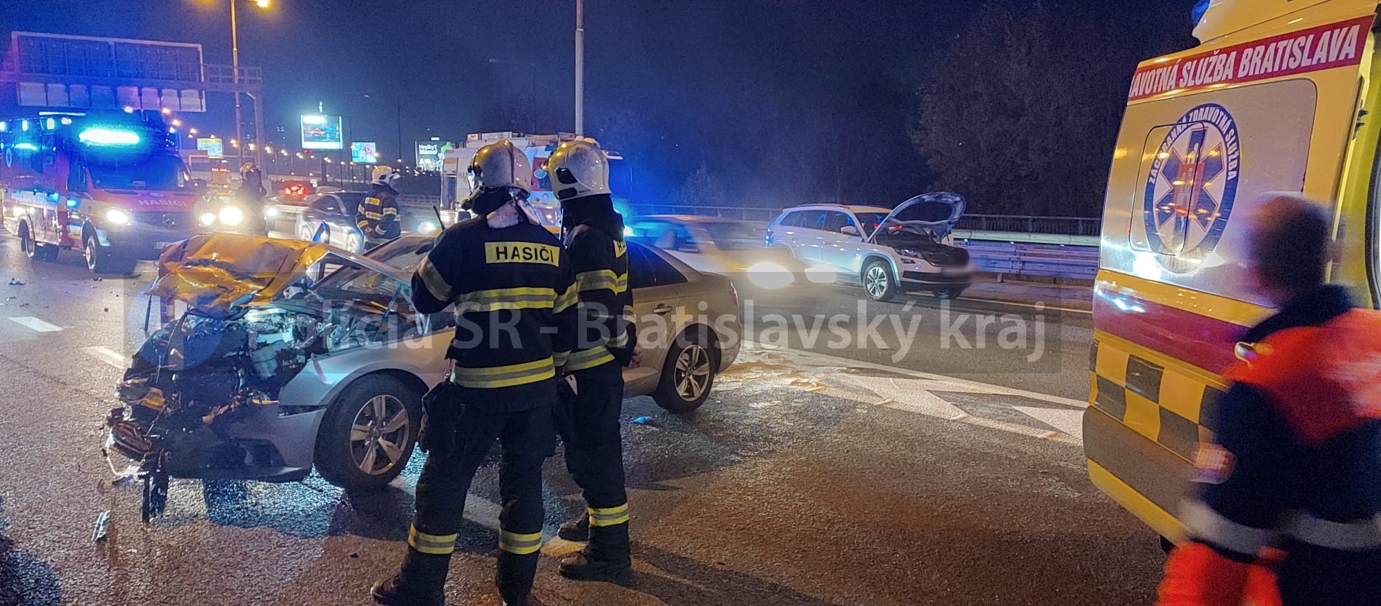 V dôsledku nárazu došlo k zraneniu jednej osoby.