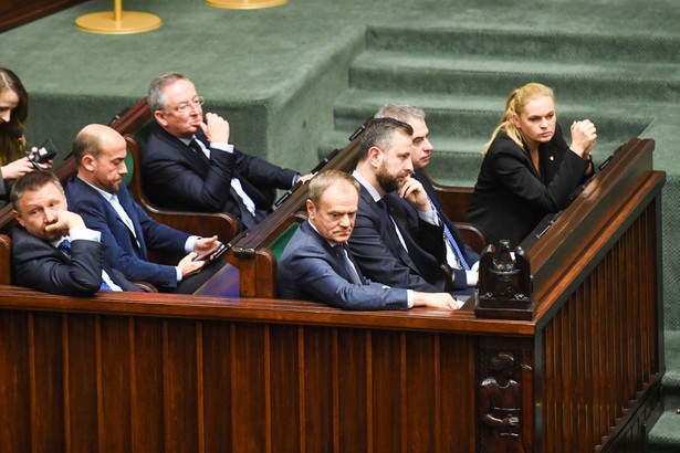 Donald Tusk, Władysław Kosiniak-Kamysz, Krzysztof Gawkowski, Barbara Nowacka, Marcin Kierwiński, Borys Budka, Bartłomiej Sienkiewina sali obrad Sejmu