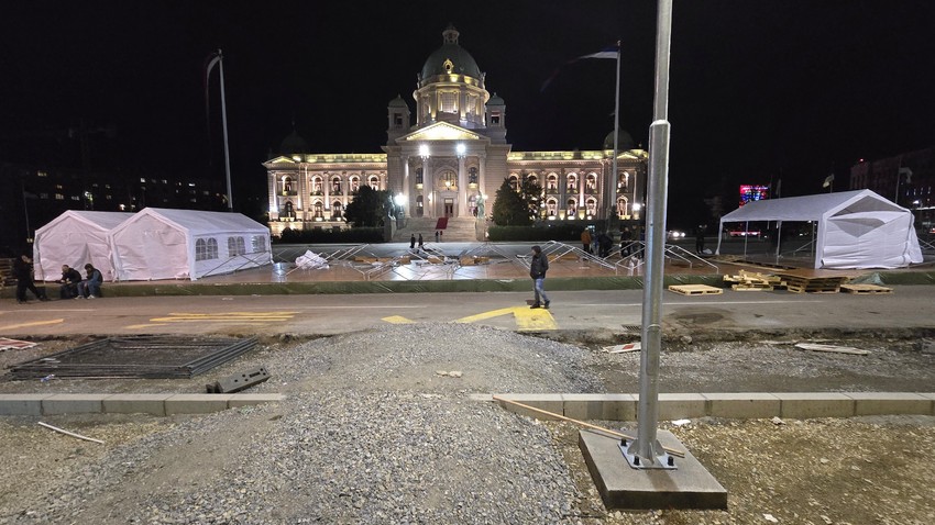 Novi šatori ispred Skupštine