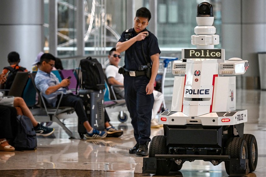 Policijski roboti na aerodromu u Singapuru