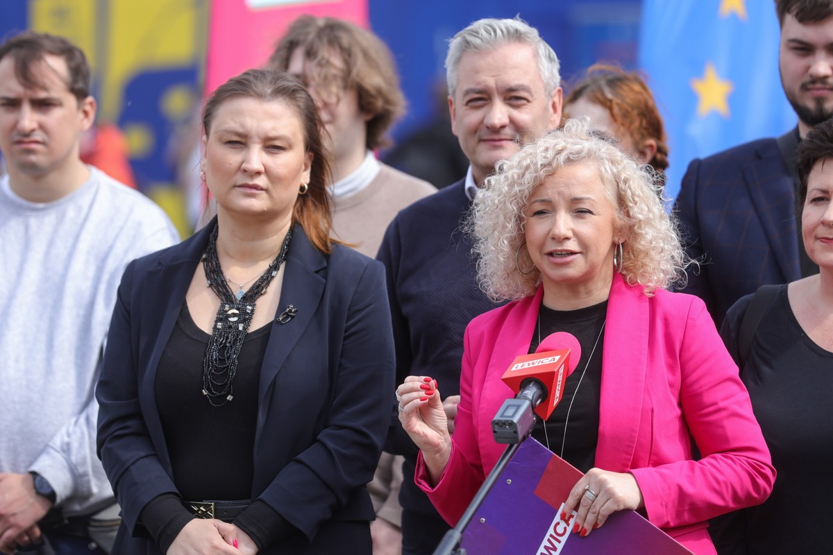Współprzewodniczący Nowej Lewicy Robert Biedroń, wiceminister edukacji Paulina Piechna-Więckiewicz i minister ds. równości Katarzyna Kotula na briefingu prasowym w Warszawie