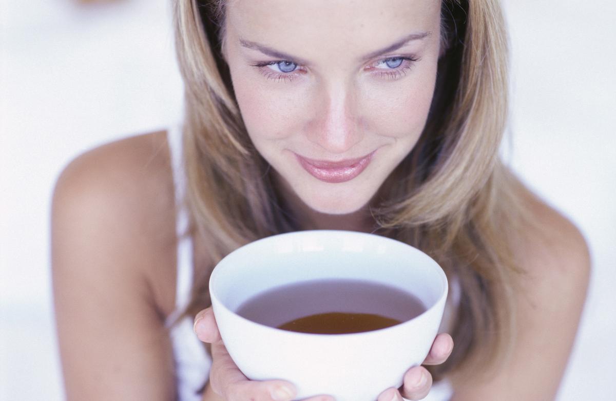 Пью чай с ложкой в кружке. Пью чай. Нельзя пить чай. Наслаждение чаем. Девушка с чаем для похудения.