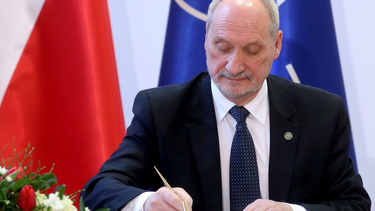 Szef MON Antoni Macierewicz zapowiedział w piątek, że zgłosi do prokuratury sprawę "zniszczenia wszystkich meldunków dotyczących sprawy smoleńskiej, które napływały do Sztabu Generalnego w dniu 10 kwietnia" 2010. Dodał, że odtajnił dokument o zniszczeniu tych informacji.