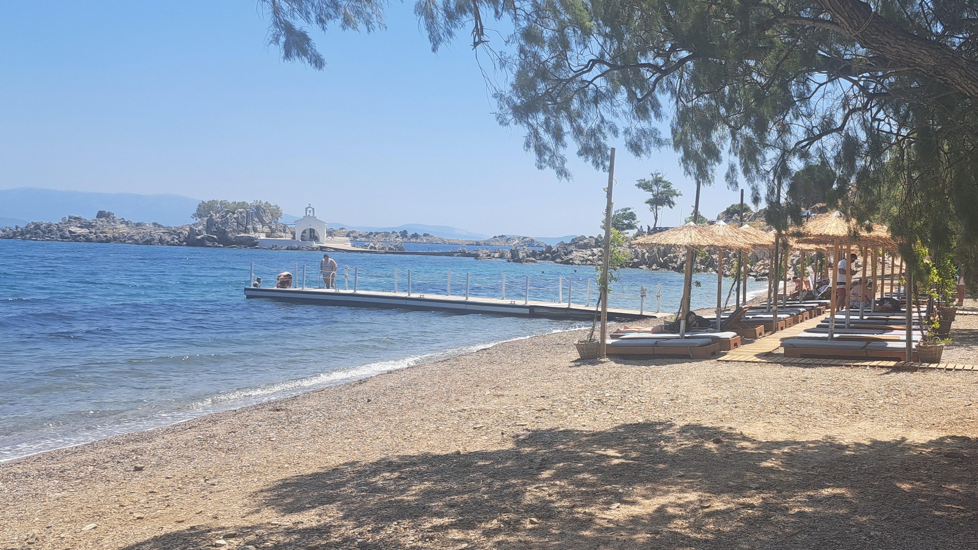 Lehátka na gréckej pláži Paralia Agios Isidoros.