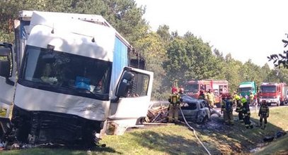 Ogień buchnął od razu. Auta stanęły w płomieniach. Tragedia pod Radomiem