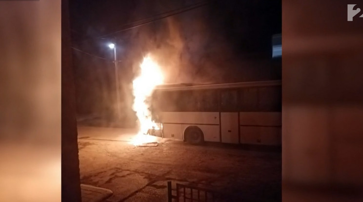 A busz hajnalban gyulladt ki