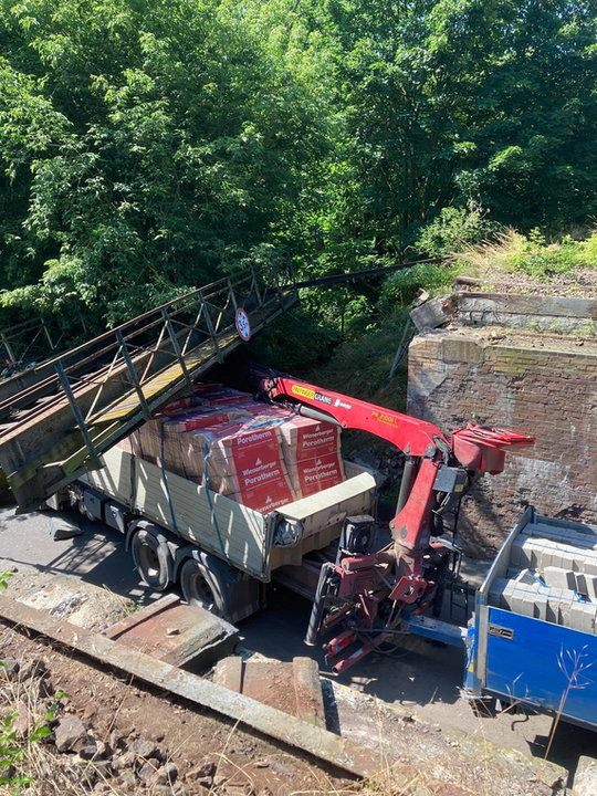Ciężarówka uszkodziła wiadukt kolejowy