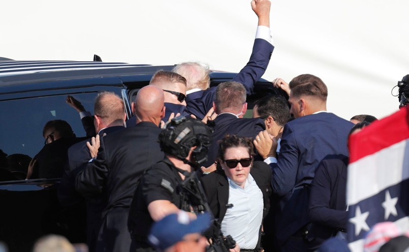 Donald Trump w specjalnym oświadczeniu przekazał: Zostałem postrzelony kulą, która przebiła górną część mojego prawego ucha.