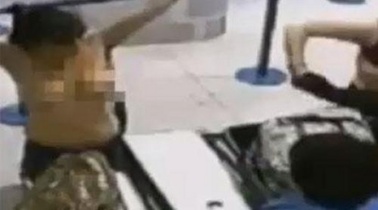 Félmeztelenre vetkőzött két nő a reptéren! - videó