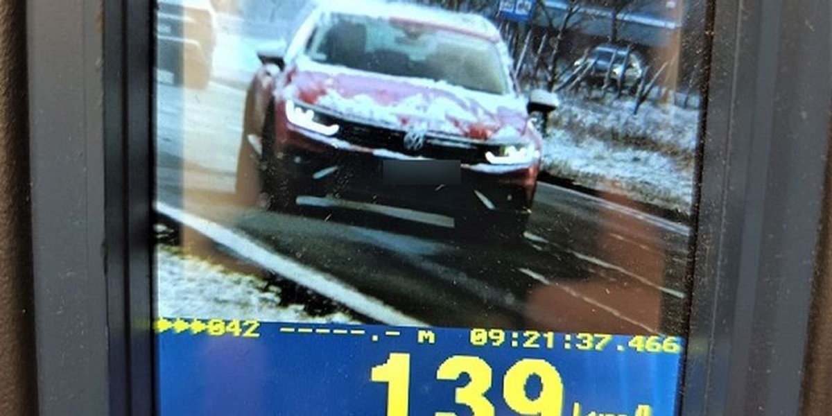 Zapis nie kłamie. Kierowca volkswagena przekroczył prędkość w terenie zabudowanym o 89 km/h