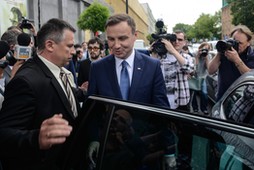 WARSZAWA ANDRZEJ DUDA KWIATY POMORDOWANI W OKRESIE PRL