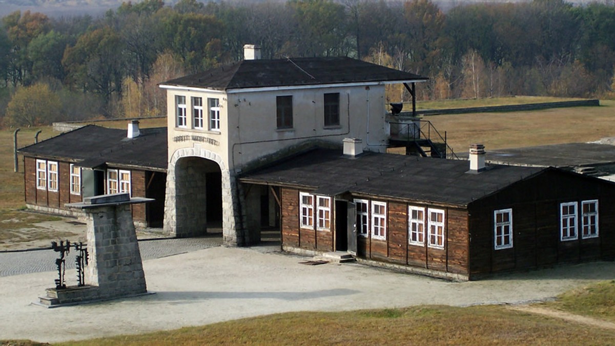 Na Dolnym Śląsku zostanie odsłonięta kamienna tablica upamiętniająca mieszkańców Tykocina zamordowanych w latach 1944-1945. Uroczystość w Muzeum Gross-Rosen w Rogoźnicy, na terenie byłego obozu, odbędzie się jutro - w 72. rocznicę masowej wywózki ludności z Podlasia do niemieckich obozów koncentracyjnych.