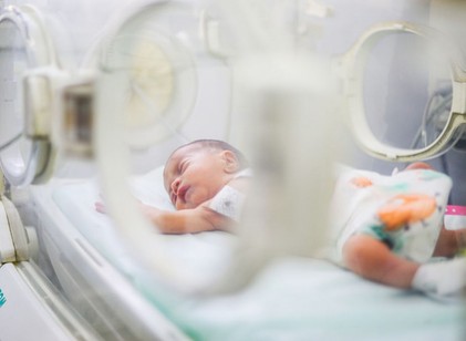 Ezért borul ma lilába Budapesten és vidéken is több épület című cikk nyitóképe