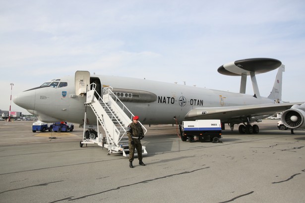 Z okazji tysiąca misji AWACS-ów nad Polską na terenie 1 Bazy Lotnictwa Transportowego odbyło się spotkanie, podczas którego odbyła się prezentacja samolotu AWACS z Komponentu E-3A z Geilenkirchen (Niemcy) oraz samolotów F-16 i MiG-29 z 31. i 23. Bazy Lotnictwa Taktycznego. Zaprezentowany na Okęciu samolot należy do sojuszniczego Komponentu E-3A, który stacjonuje w bazie lotniczej Geilenkirchen w Niemczech. fot. (zuz) PAP/Leszek Szymański