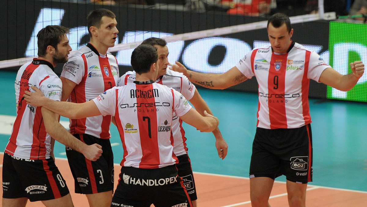 Asseco Resovia Rzeszów pokonała przed własną publicznością przetrzebioną kontuzjami ZAKSA Kędzierzyn-Koźle 3:1 (25:27, 25:21, 25:19, 25:14) w meczu 13. kolejki PlusLigi. Rzeszowianie zbliżyli się do wiceliderów rozgrywek na trzy "oczka" w tabeli.