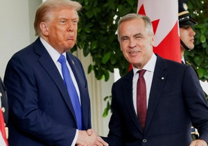 Tramp i Karni ispred Bele kuće u avgustu 2026. | Foto: Reuters/Evelyn Hockstein