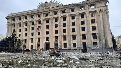 Orosz rakétatámadás Harkiv központjában: ennyi maradt a világ egyik legnagyobb főteréből – megrázó fotók
