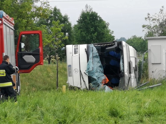 Wypadek pod Opolem. Autokar z dziećmi wypadł z drogi
