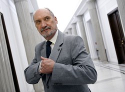 Macierewicz: Prokuratura ma wiedzę o dwóch wybuchach