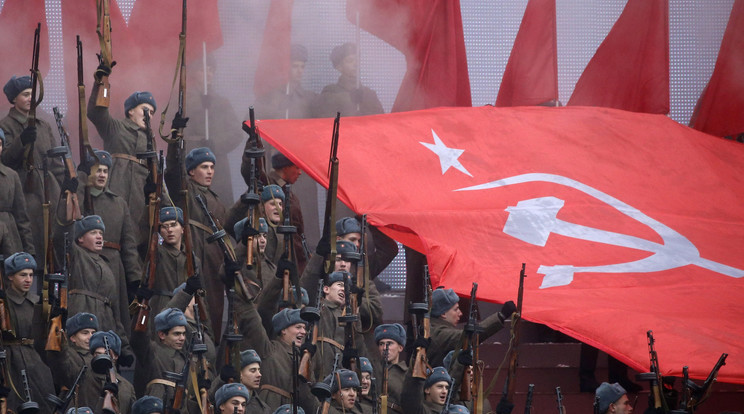 Így vonul a Vörös Hadsereg / Fotó: MTI