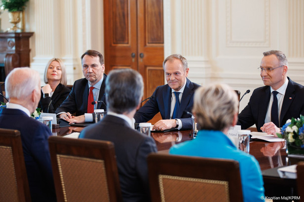 Prezydent RP Andrzej Duda , premier RP Donald Tusk minister spraw zagranicznych Radosław Sikorski na spotkaniu w Białym Domu