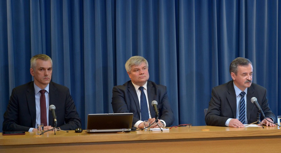 Szef zespołu, przewodniczący Państwowej Komisji Badania Wypadków Lotniczych Maciej Lasek oraz członkowie PKBWL Piotr Lipiec i Edward Łojek