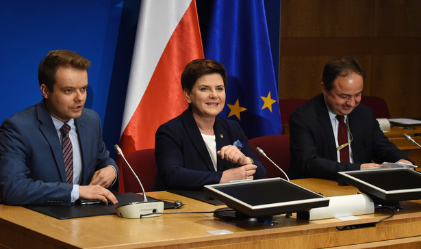 Premier Beata Szydło, rzecznik rządu Rafał Bochenek i wiceminister spraw zagranicznych Konrad Szymański podczas konferencji prasowej po zakończeniu szczytu UE