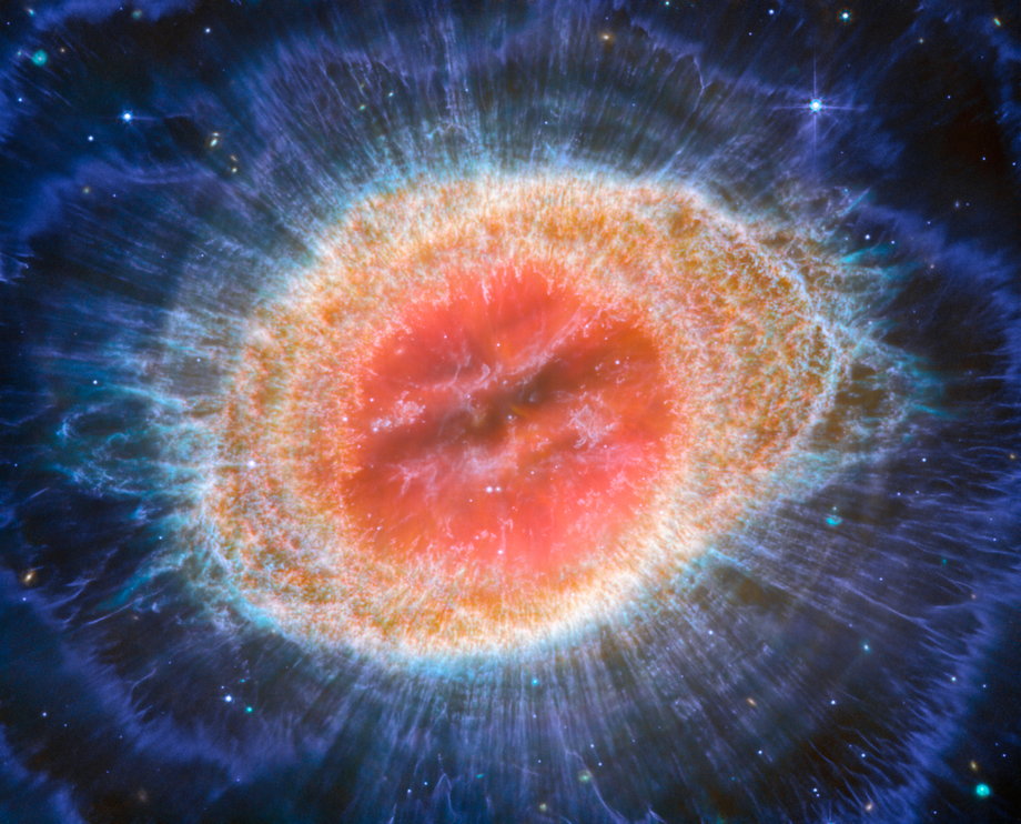 Należący do NASA Kosmiczny Teleskop Jamesa Webba uchwycił Mgławicę Pierścień z niespotykaną dotąd szczegółowością za pomocą aparatu działającego w średniej podczerwieni.