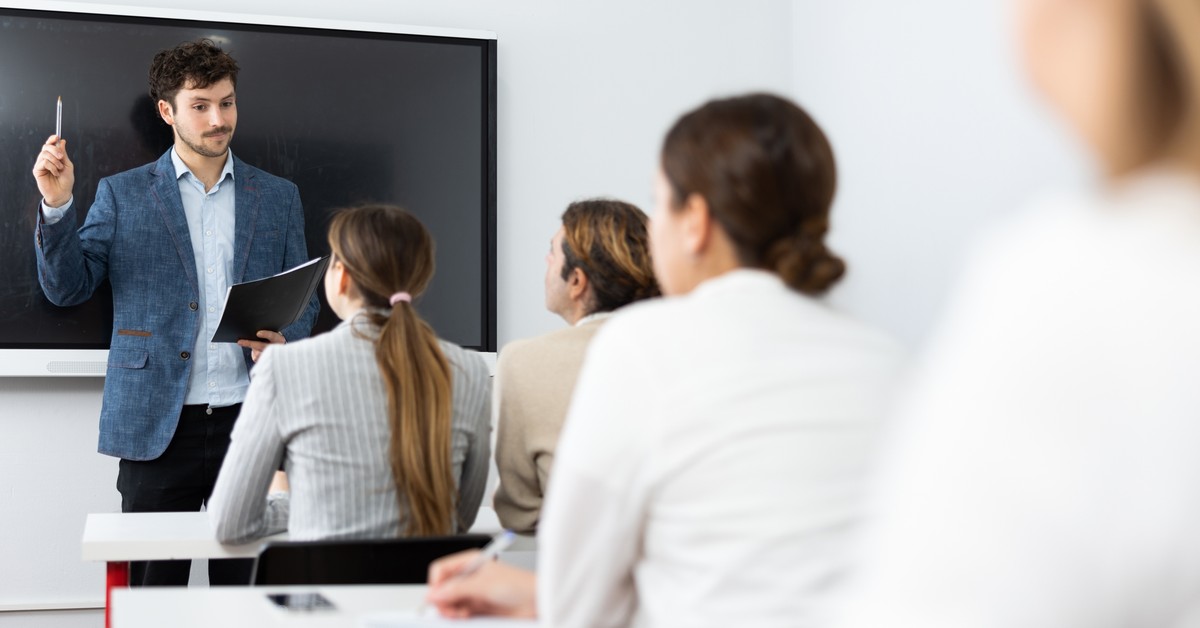 Zmiany w rozliczaniu czasu pracy nauczycieli. 12-miesięczny okres rozliczeniowy i zadaniowy czas pracy rozwiązałyby problem nadgodzin?