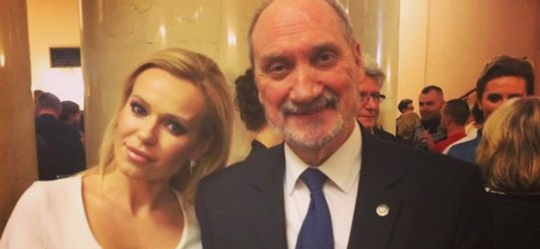 Doda pozuje z Antonim Macierewiczem. Fani oburzeni: To zdjęcie to strzał w kolano